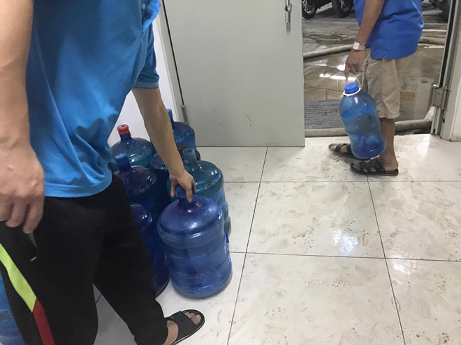 Chung cu HUD3 cat nuoc, dan phai dung nuoc cuu hoa, muc tu be ca hinh anh 1