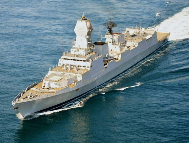  Tàu Kolkata trang bị 16 ống phóng thẳng đứng sử dụng tên lửa hành trình chống hạm PJ-10 BrahMos. Tên lửa có tốc độ tới 3.700 km/h nên việc đánh chặn gần như là “nhiệm vụ bất khả thi”. BrahMos mang theo đầu đạn nặng 300 kg. 