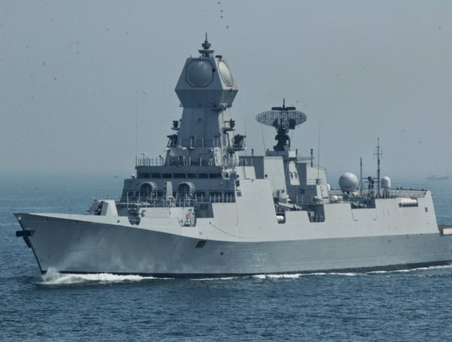  Ngoài ra còn có 32 hệ thống phóng thẳng đứng VLS sử dụng tên lửa đánh chặn tầm trung Barak-8 với tầm bắn 90km, một pháo hạm Oto Melara 76 mm, 4 pháo bắn siêu nhanh AK-630 do Nga chế tạo đảm nhận vai trò phòng thủ tầm cực gần, 4 ống phóng ngư lôi 533mm, 2 hệ thống phóng rocket chống ngầm RBU-6000. Đuôi tàu có sàn đáp và nhà chứa cho 2 trực thăng chống ngầm AgustaWestland Sea King hoặc HAL Dhruv. 