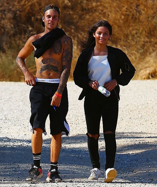 justin-bieber-coi-tran-di-dao-voi-co-nguoi-mau-tre-dep-1