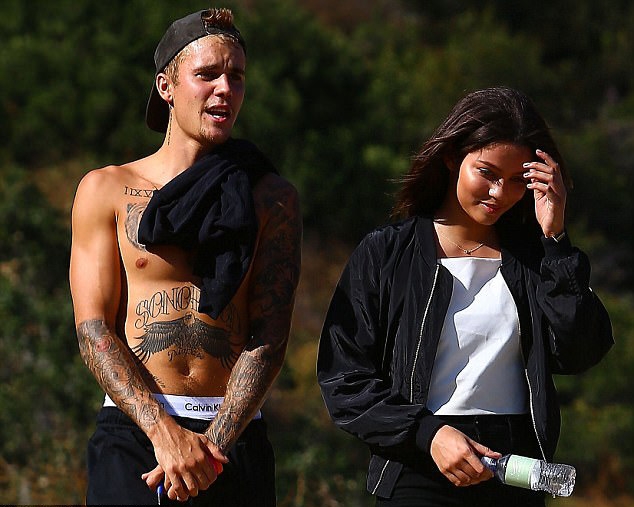 justin-bieber-coi-tran-di-dao-voi-co-nguoi-mau-tre-dep-3