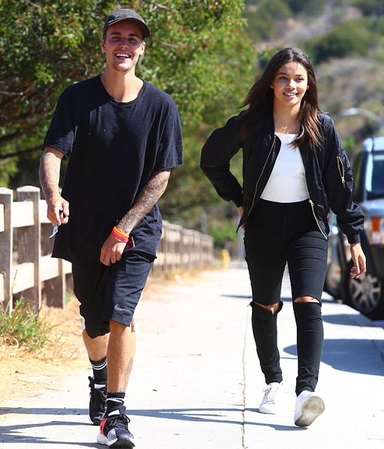 justin-bieber-coi-tran-di-dao-voi-co-nguoi-mau-tre-dep-5