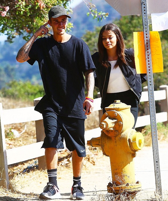 justin-bieber-coi-tran-di-dao-voi-co-nguoi-mau-tre-dep-6