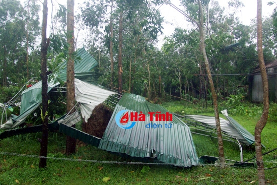 loc xoay lam hu hong hon 30 nha dan 1 nguoi bi thuong