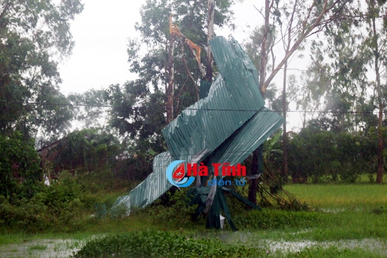 loc xoay lam hu hong hon 30 nha dan 1 nguoi bi thuong