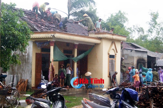 loc xoay lam hu hong hon 30 nha dan 1 nguoi bi thuong