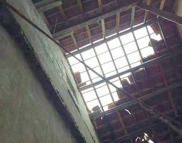 Một số ngôi nhà bị lốc xoáy cuốn bay mái ngói