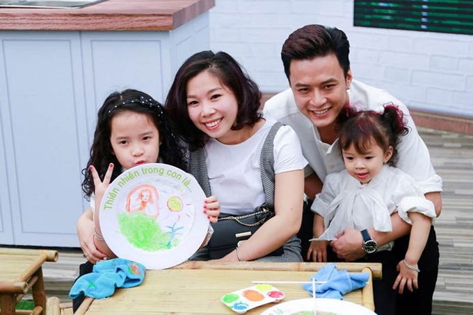 vo-chong-hong-dang-cho-2-con-gai-hoc-truong-lang