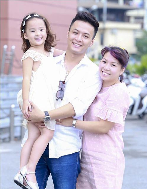 vo-chong-hong-dang-cho-2-con-gai-hoc-truong-lang-1