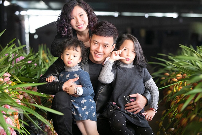 vo-chong-hong-dang-cho-2-con-gai-hoc-truong-lang-2