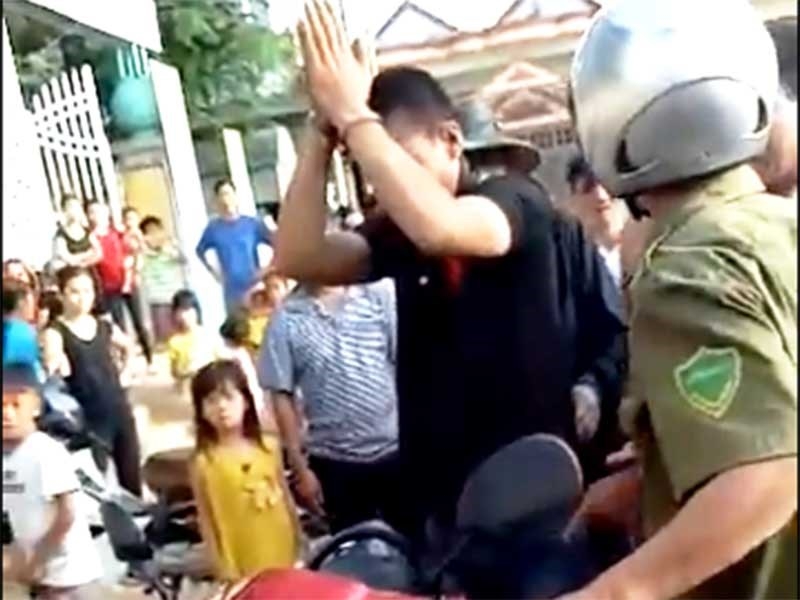 Đánh người, đốt xe: Hành vi đám đông đáng sợ - ảnh 3