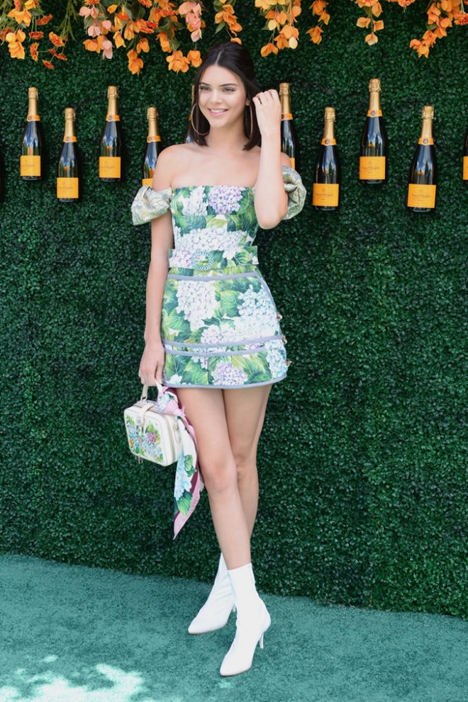 Dien boots giua ngay he, Kendall Jenner van bien thanh trao luu moi hinh anh 2