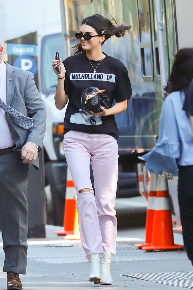 Dien boots giua ngay he, Kendall Jenner van bien thanh trao luu moi hinh anh 7