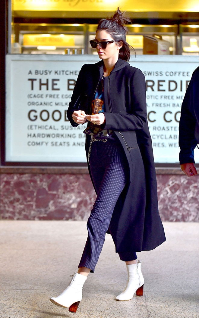 Dien boots giua ngay he, Kendall Jenner van bien thanh trao luu moi hinh anh 8