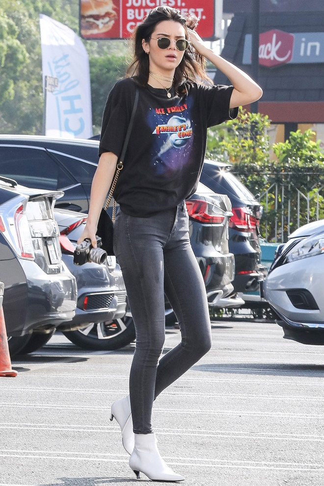 Dien boots giua ngay he, Kendall Jenner van bien thanh trao luu moi hinh anh 11