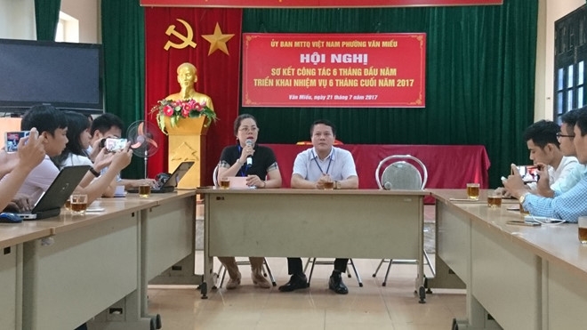 Dinh chi Pho chu tich phuong Van Mieu sau vu xin cap giay chung tu hinh anh 1
