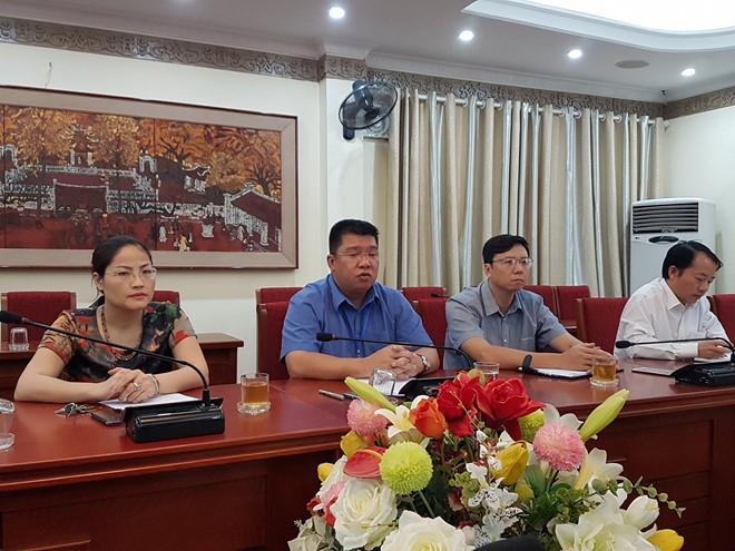 Dinh chi Pho chu tich phuong Van Mieu sau vu xin cap giay chung tu hinh anh 2