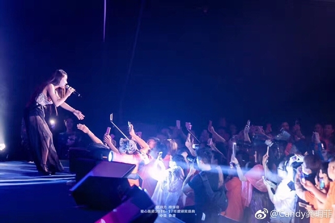 Đối thủ của Can Lộ Lộ: Sự nghiệp bê bết nhưng vẫn giàu có nhờ diễn hội chợ, hát quán bar - Ảnh 3.