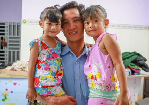 Anh Khiên bên 2 người con của mình. Ảnh: Tiến Thành