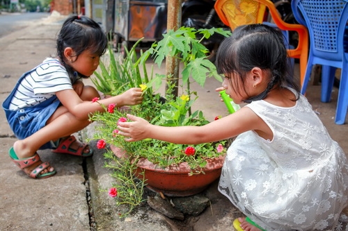 Lan Anh (bìa phải) và Hải Yến chơi đùa cùng nhau tại nhà ông bà ngoại bé Lan Anh. Ảnh: Tiến Thành