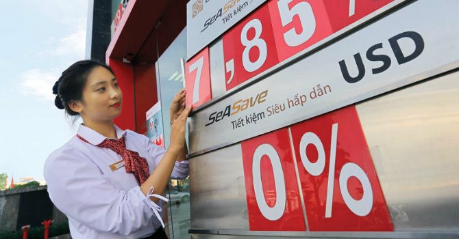 Nếu tăng lãi suất huy động USD: Được và mất những gì?