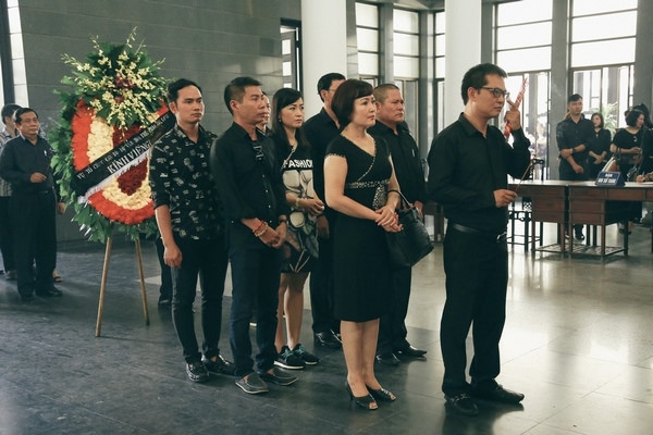 Nhieu nghe si mien Bac toi tien dua me NSUT Chi Trung hinh anh 2