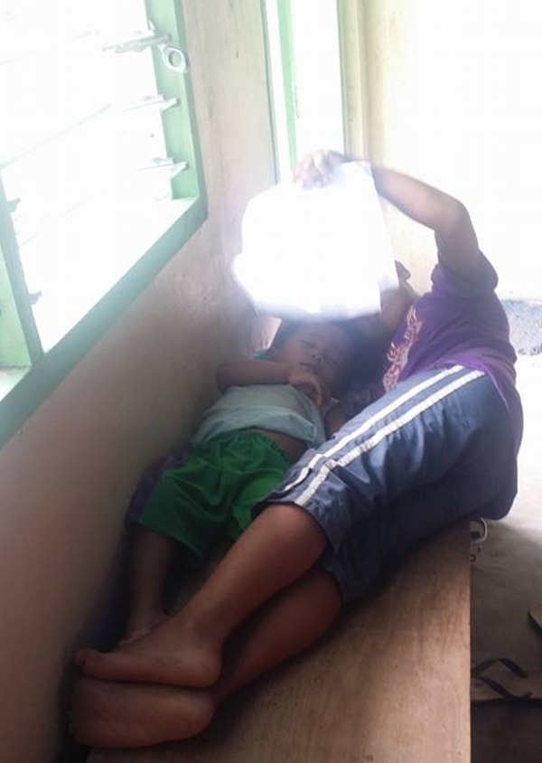 roi nuoc mat truoc bieu cam cua nguoi anh trai an xin khi xuc tung thia com cho em gai - 3
