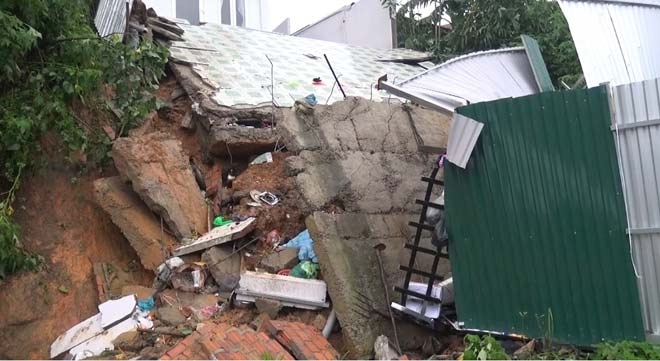 Sập nhà trong mưa, cụ ông bị vùi trong đống đổ nát - 1