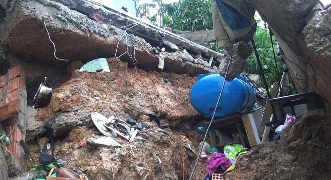 Sập nhà trong mưa, cụ ông bị vùi trong đống đổ nát - 2