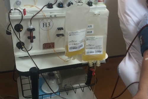 Người hiến được lấy tiểu cầu (bịch màu vàng) bằng máy chiết tách tự động. Ảnh: Lê Phương.