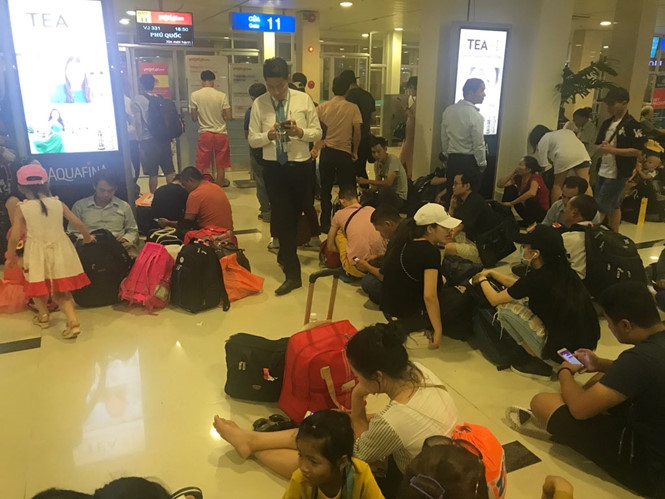 Hành khách từ TP.HCM đi Phú Quốc bị chậm mấy tiếng đồng hồ, phải vật vờ ngoài sân bay /// Ảnh: Đình Sơn