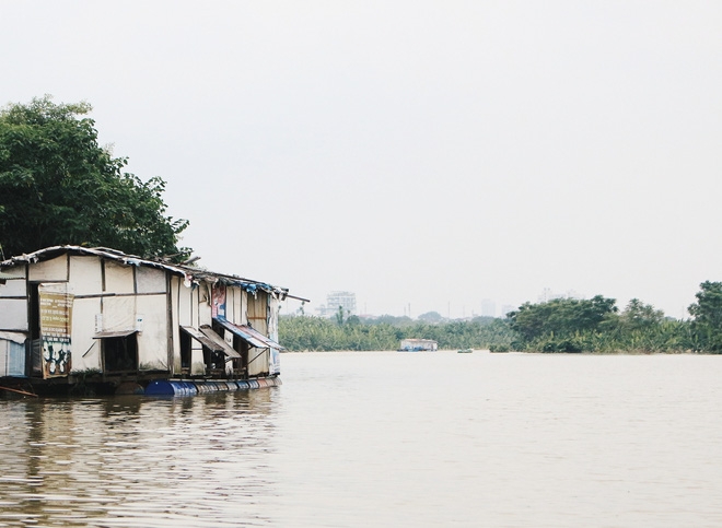 Bãi giữa sông Hồng biến thành ốc đảo sau những ngày mưa lớn, cuộc sống của người dân bị đảo lộn - Ảnh 4.