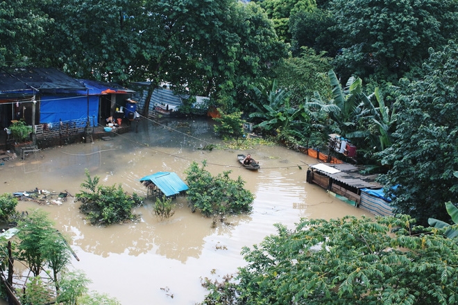 Bãi giữa sông Hồng biến thành ốc đảo sau những ngày mưa lớn, cuộc sống của người dân bị đảo lộn - Ảnh 5.