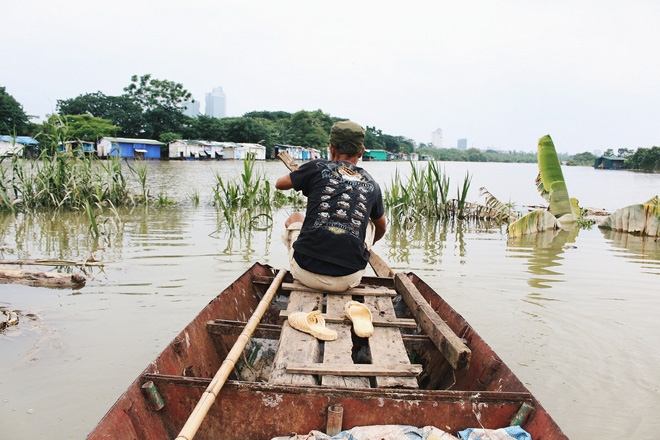 Bãi giữa sông Hồng biến thành ốc đảo sau những ngày mưa lớn, cuộc sống của người dân bị đảo lộn - Ảnh 5.