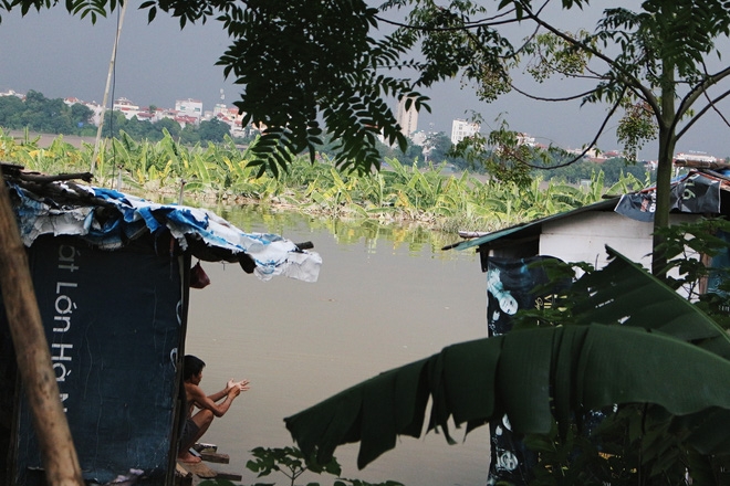 Bãi giữa sông Hồng biến thành ốc đảo sau những ngày mưa lớn, cuộc sống của người dân bị đảo lộn - Ảnh 7.