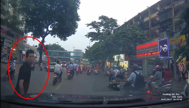 Bắt khẩn cấp đối tượng dàn cảnh va quệt giao thông để xin đểu tài xế trên phố Hà Nội - Ảnh 1.