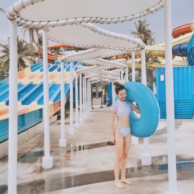 Với bộ đồ bơi màu trắng này, Quỳnh Anh lại mang vẻ trẻ trung và tươi tắn hơn.