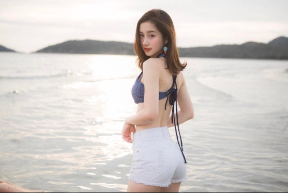 Jun Vũ - hot girl du học Thái Lan sở hữu thân hình gầy gò nhưng lại rất gợi cảm trong trang phụ bikini kết hợp với quần soóc này