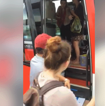 Người phụ xe to tiếng, ném hành lý của hai nữ du khách và yêu cầu họ xuống xe