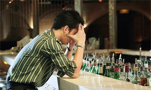 Tôi bế tắc trong cuộc tình tay ba với người phụ nữ hơn 18 tuổi