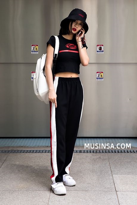 Trang den 'chiem linh' street style cua dan tin do thoi trang Han Quoc hinh anh 2