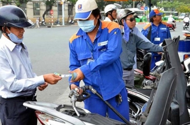 Từ ngày 1-8 có thể thanh toán tiền xăng bằng thẻ ATM - 1
