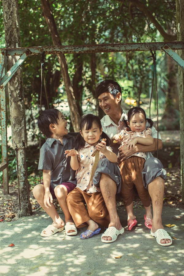 vo-chong-ly-hai-hoa-nong-dan-dat-4-con-di-bat-ca-mo-cua-3