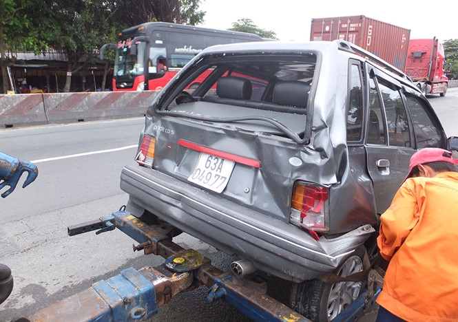 Đội CSGT Công an H.Châu Thành đã có mặt khám nghiệm hiện trường điều tra nguyên nhân và điều xe cẩu đến kéo xe bị nạn /// Ảnh: Lê Lang