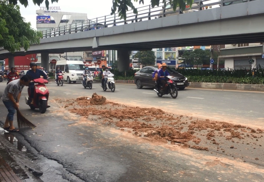 Khiếp đảm 'hung thấn' xe ben