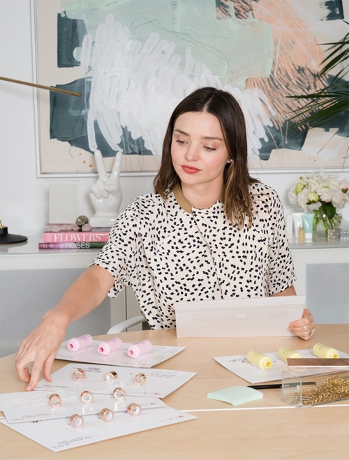 miranda-kerr-de-mat-moc-khoe-lan-da-trang-su-khi-di-lam-2