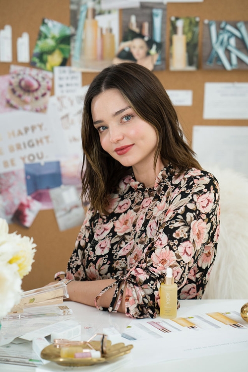 miranda-kerr-de-mat-moc-khoe-lan-da-trang-su-khi-di-lam-3