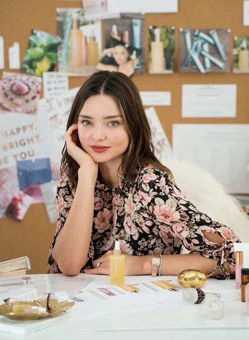 miranda-kerr-de-mat-moc-khoe-lan-da-trang-su-khi-di-lam-4