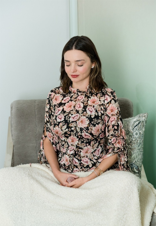 miranda-kerr-de-mat-moc-khoe-lan-da-trang-su-khi-di-lam-5