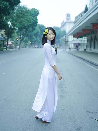 thien than noi y nhat ban tung bo anh dien do boi di khap pho ha noi hinh anh 1